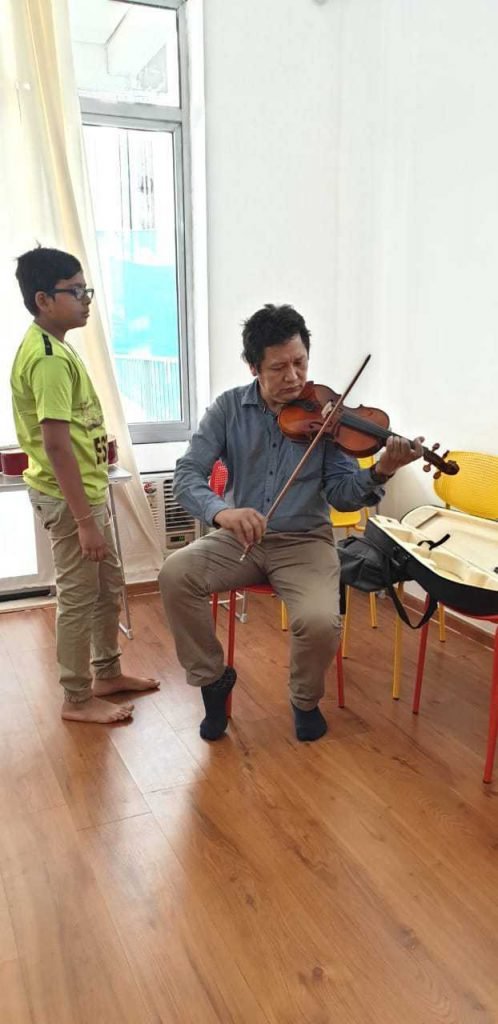 Student learning Violin at Kalaa