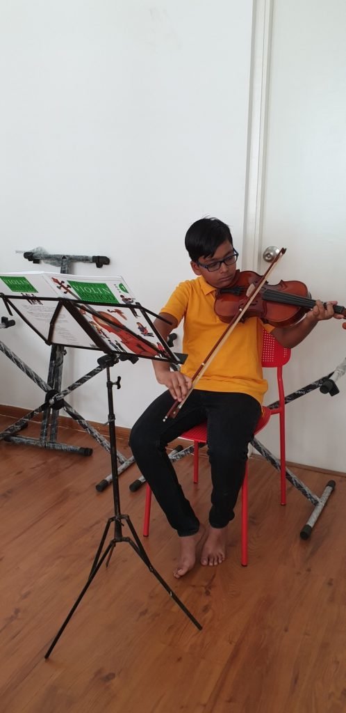 Violin Student at Kalaa Music class